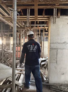 Colaborador da equipe própria Teiji em obra estrutural