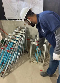 Colaborador Teiji montando prumadas e tubulação hidráulica