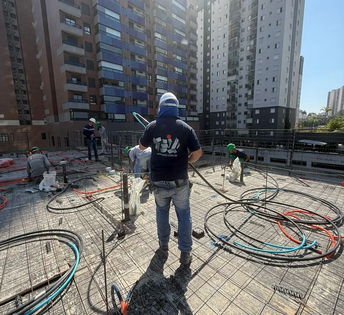 Colaborador da equipe própria da Teiji em obra de grande porte